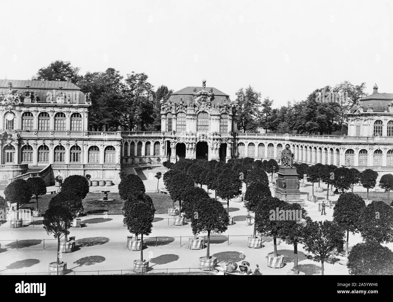Vista del Palazzo Vecchio a Stuttgart, Germania. Mostra la plaza con alberi e la statua di Friedrich Schiller Foto Stock