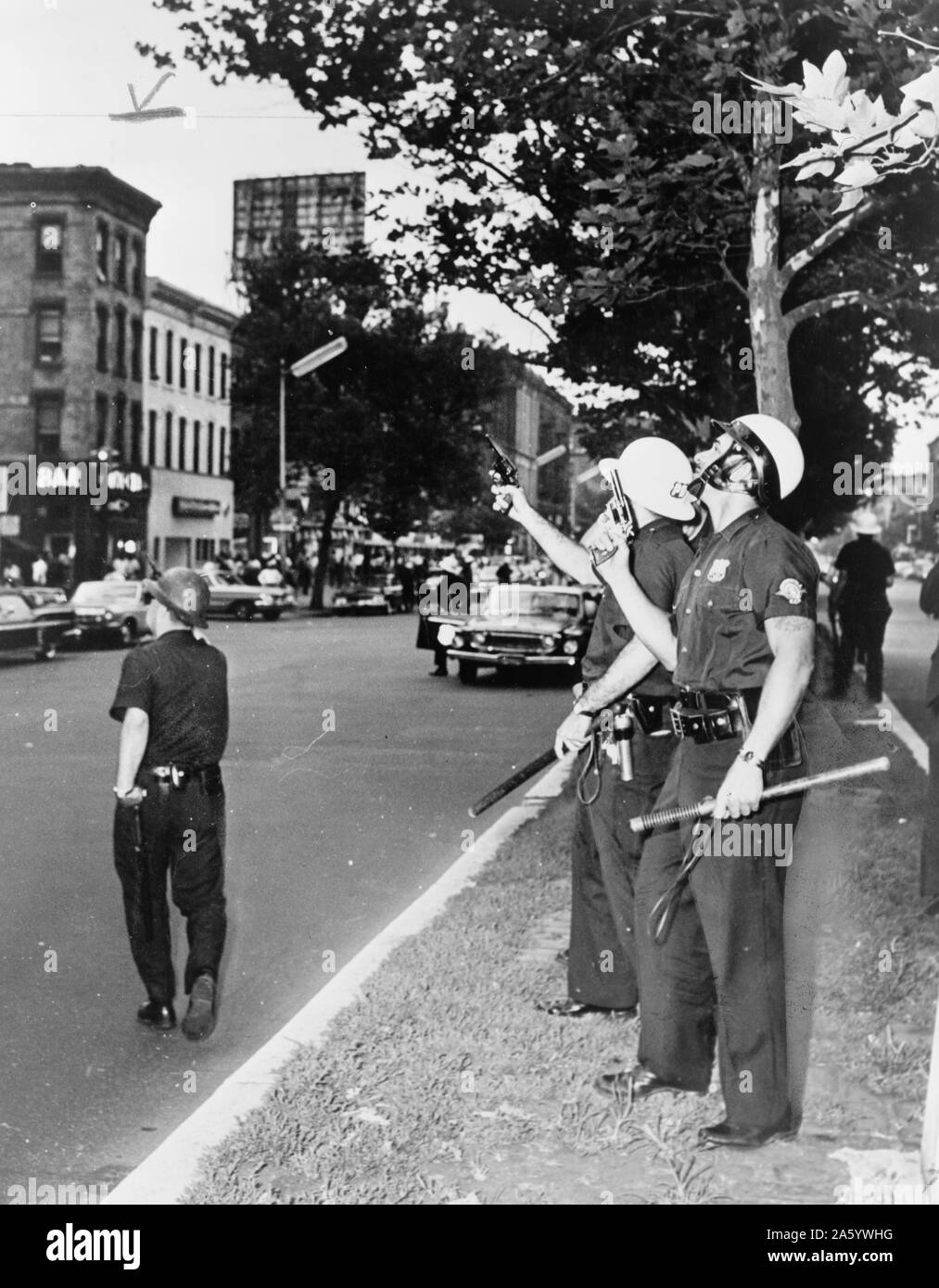La polizia di Harlem, a New York, Stati Uniti d'America, durante il mese di luglio 1964 tumulti di gara Foto Stock