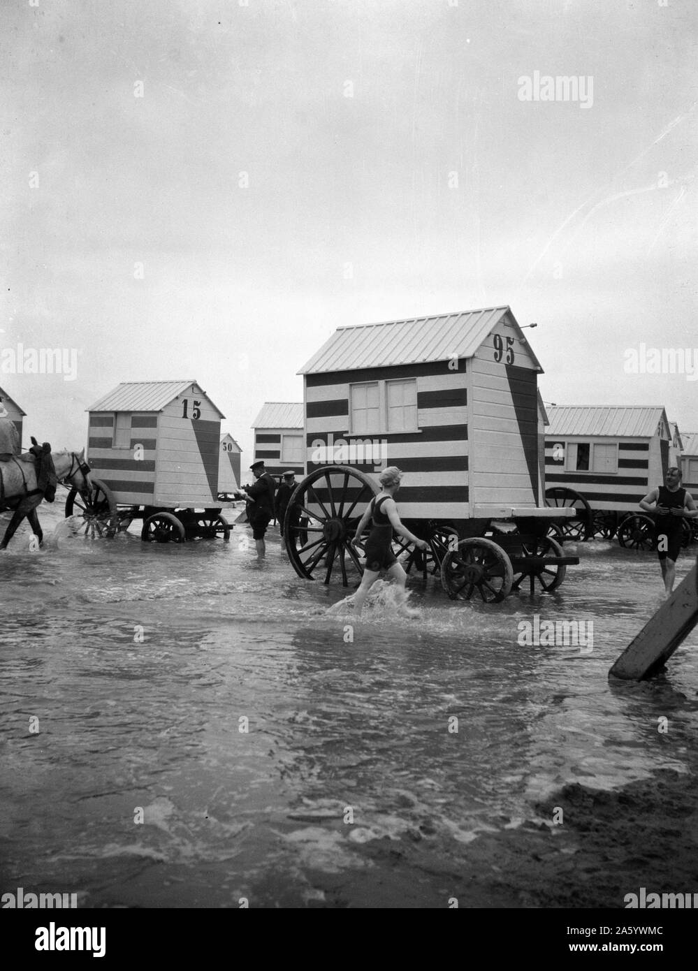 Spiaggia cambiando i carri o cabine mobili. Europa 1905 da Arnold Genthe 1869-1942, fotografo Foto Stock