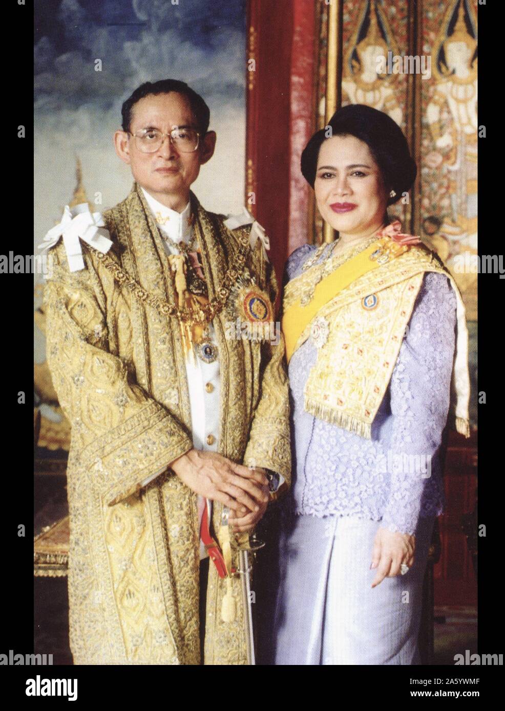 Bhumibol Adulyadej (nato 1927), Re della Thailandia. Egli è anche noto come Rama IX, come egli è il nono sovrano della dinastia Chakri. Dopo aver regnato dal 9 giugno 1946 con sua moglie Queen Sirikit. 1996 Foto Stock