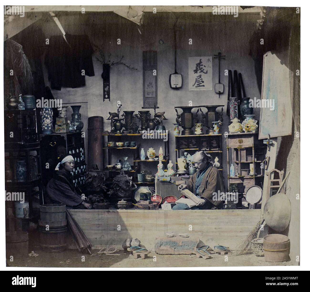 Felice Beato; fotografia di un negozio giapponese con proprietari 1880 Foto Stock