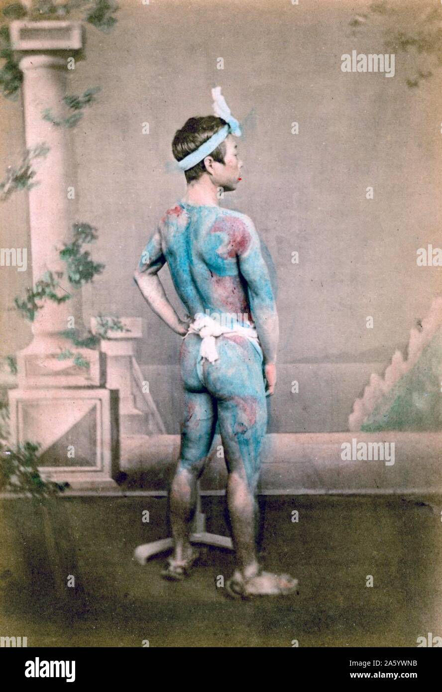 Felice Beato; fotografia di un guerriero Giapponese o Samurai con il corpo di tatuaggi Foto Stock