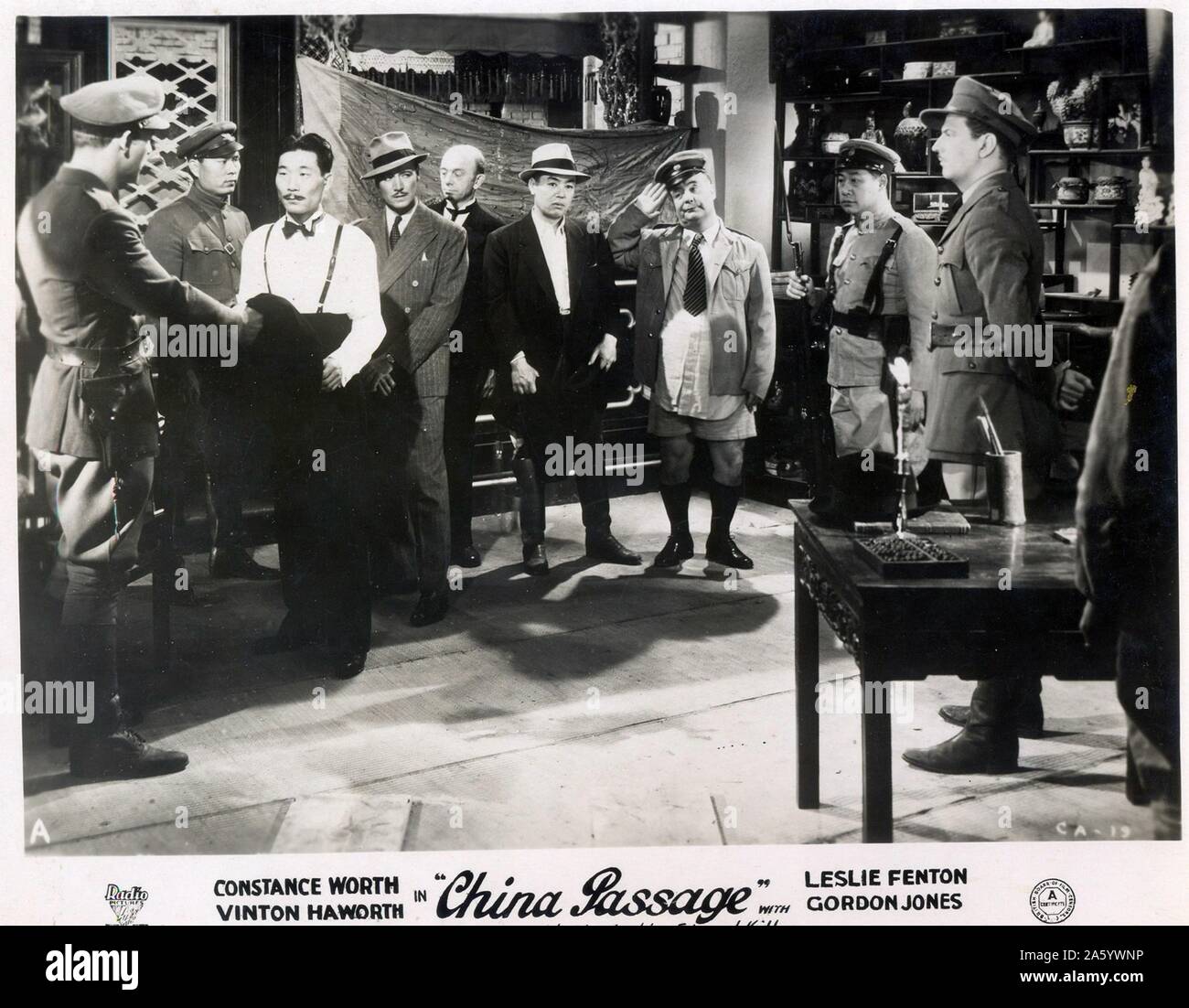 La lobby e poster da film " Cina " Passaggio staring costanza vale la pena (1913-1963), Vinton Hayworth (1906-1970) e Leslie Fenton (1902-1978). Foto Stock