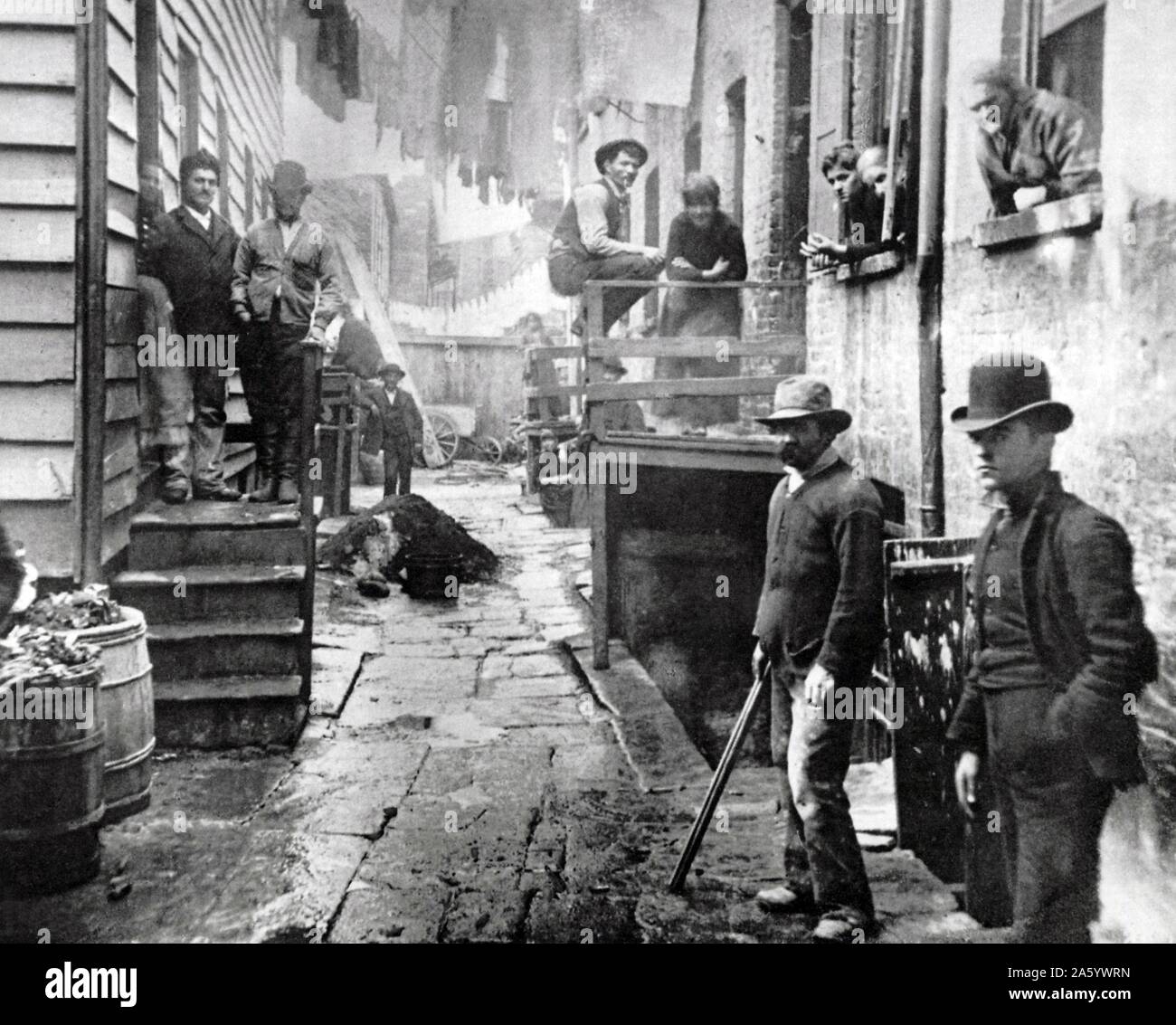 Fotografia di banditi' Roost da Jacob Riis (1849-1914) Danese American riformista sociale, 'muckraking' giornalista e documentario sociale fotografo. Datata 1890 Foto Stock
