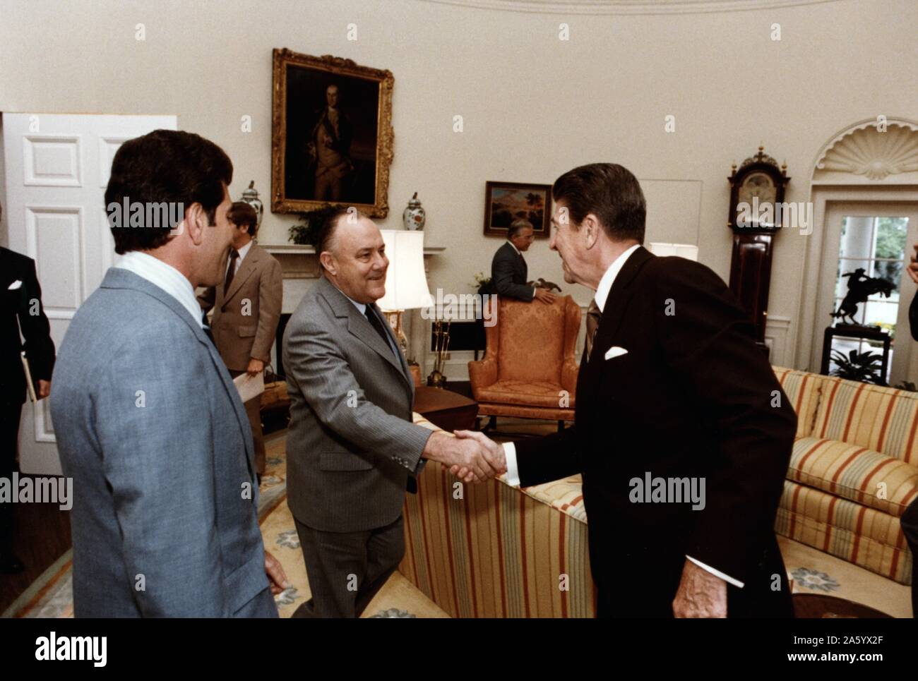 Il Primo Ministro neozelandese Robert Muldoon e il presidente statunitense Ronald Reagan, r all Ufficio Ovale, Washington DC. 24 Luglio 1981 Foto Stock