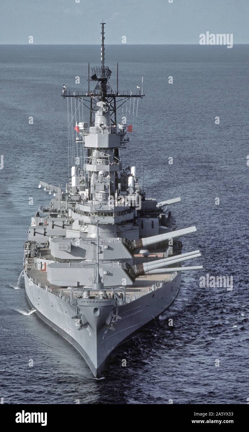 USS Wisconsin con le sue armi principali addestrati a lato della porta, Golfo del Messico, 1988 Foto Stock