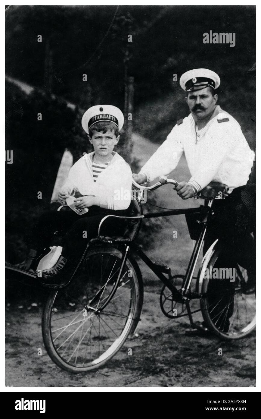 Alexei Nikolajevic Tsarevich della Russia guidato su una bici dal suo assistente maschio il marinaio Derevenko Foto Stock
