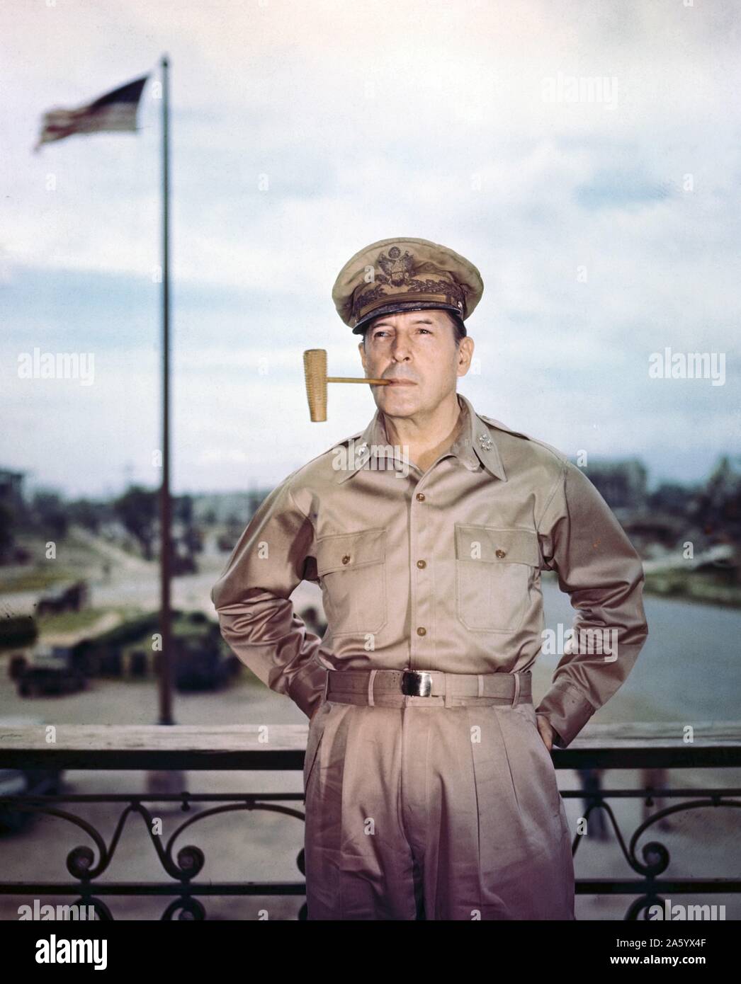Douglas MacArthur (26 gennaio 1880 - 5 Aprile 1964) era un americano a cinque stelle e generale Maresciallo di Campo dell'esercito filippino. Egli fu il capo del personale dell'Esercito americano durante gli anni trenta e ha svolto un ruolo di primo piano nel teatro del Pacifico durante la Seconda Guerra Mondiale. Ha ricevuto la medaglia di onore per il suo servizio nelle Filippine campagna, che ha fatto di lui e suo padre Arthur MacArthur, Jr., il primo padre e figlio di essere premiati con la medaglia. Egli è solo uno dei cinque uomini mai ad elevarsi al rango di generale dell'esercito in US Army e il solo uomo che mai a diventare un maresciallo di campo nell'esercito filippino. Foto Stock
