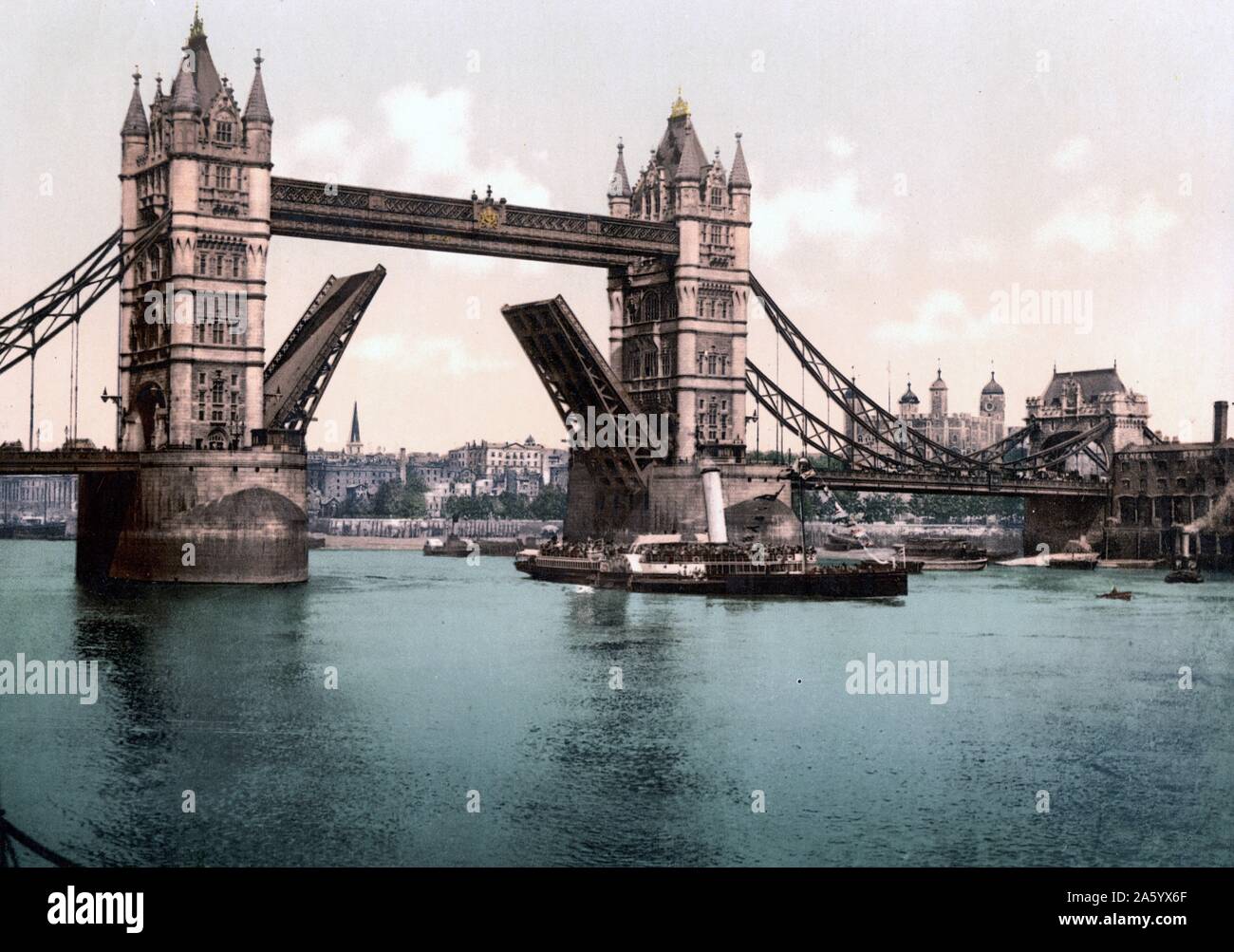 Racchetta battello a vapore sul Fiume Tamigi con la torre di Londion, il Tower Bridge di Londra, Inghilterra 1895-1900 Foto Stock