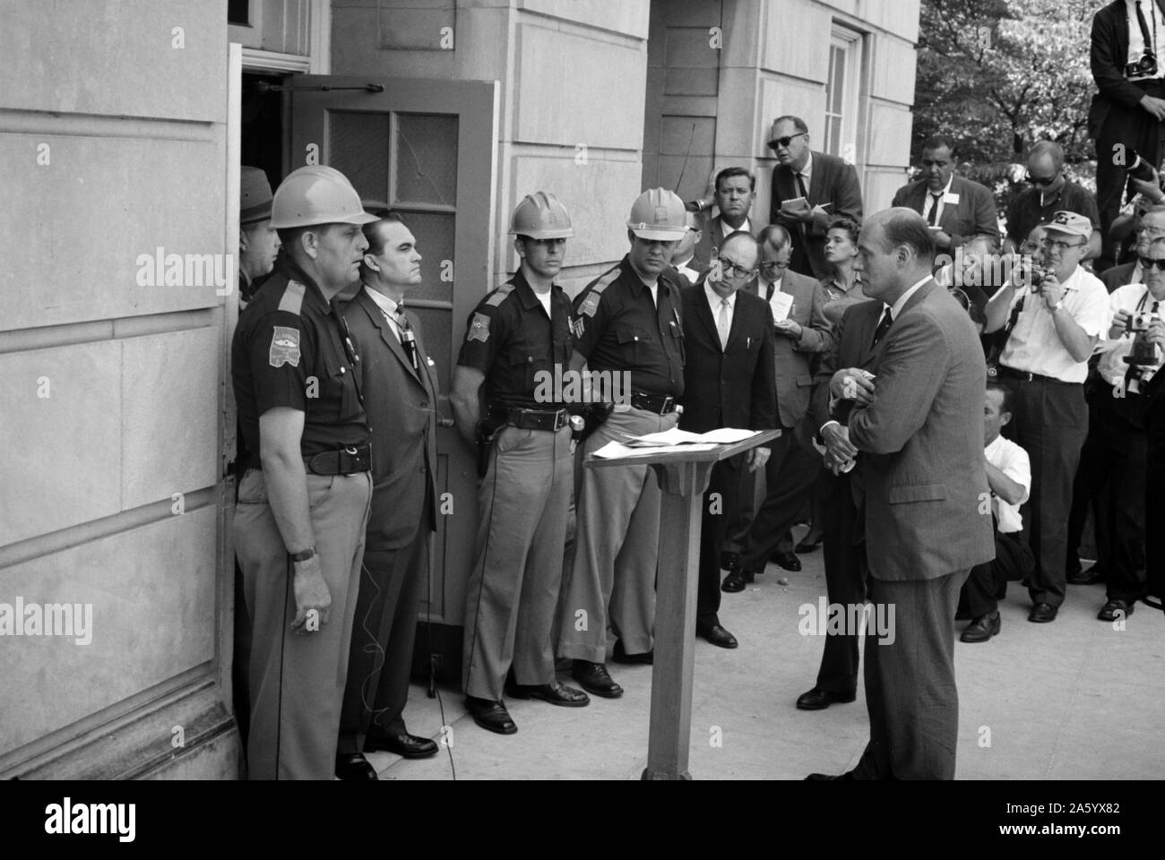 Governatore George Wallace tenta di bloccare l'integrazione razziale presso la University of Alabama1963 Foto Stock