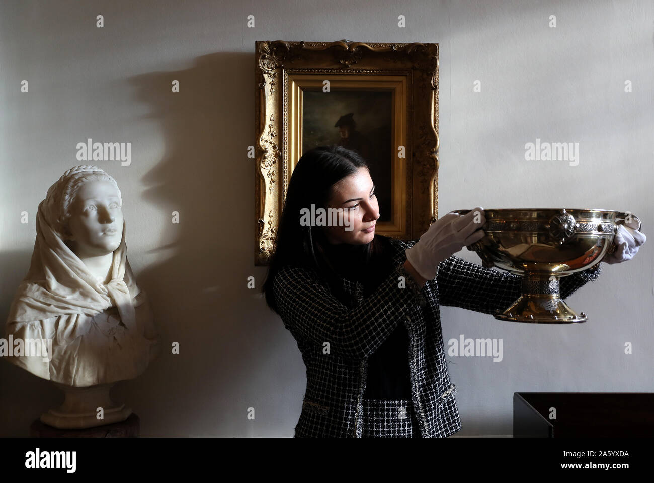 Beverly Hayes di Sotheby's detiene un vittoriano in argento dorato di replica il calice di Ardagh presso la casa georgiana di proprietà di ritardo sviluppatore Patrick Kelly a Dublino. Dipinti, mobili, argento e arti decorative sarà in mostra al pubblico presso la proprietà davanti a d'Aste il prossimo anno. Foto Stock