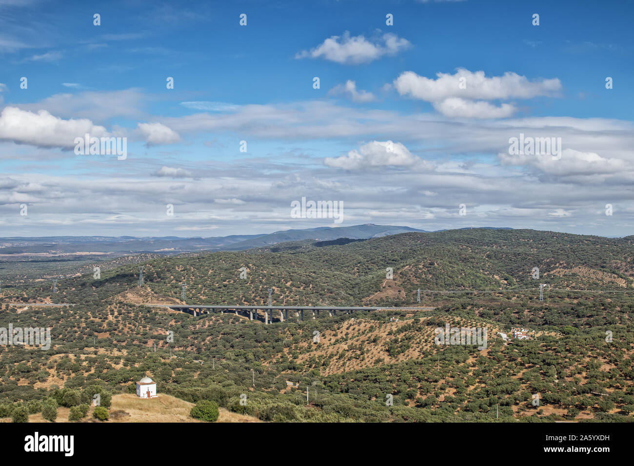 Vista Montagna di Alentejo in Portogallo, con freeway bridge. Foto Stock