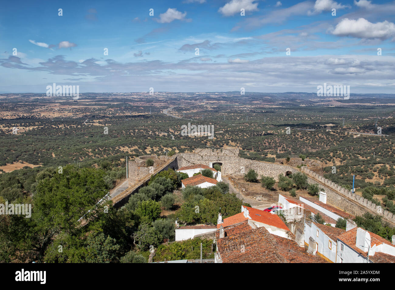 Città all'interno del Monte Velho castello in Alentejo in Portogallo. Foto Stock