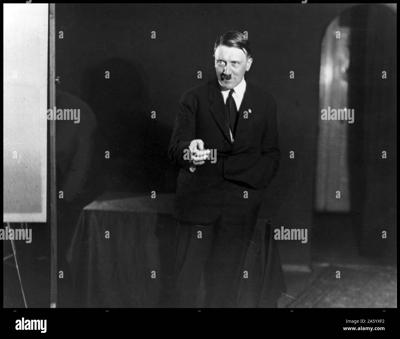 Tedesco leader nazista Adolf Hitler (1889-1945) nato in Austria, uomo politico tedesco che è stato il leader del partito nazista, ripassare un discorso di fronte allo specchio. Datata 1933 Foto Stock