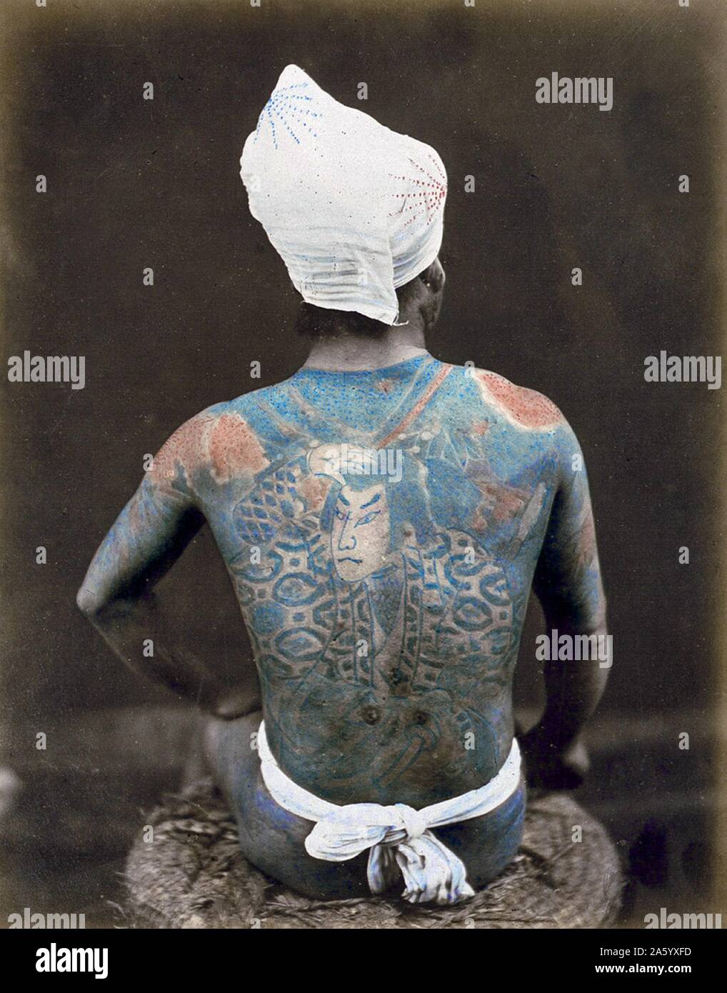 Colorate a mano fotografia di un uomo giapponese con la schiena tattoo fotografata da Felice Beato (1832-1909) Italian-British fotografo. Datata 1880 Foto Stock