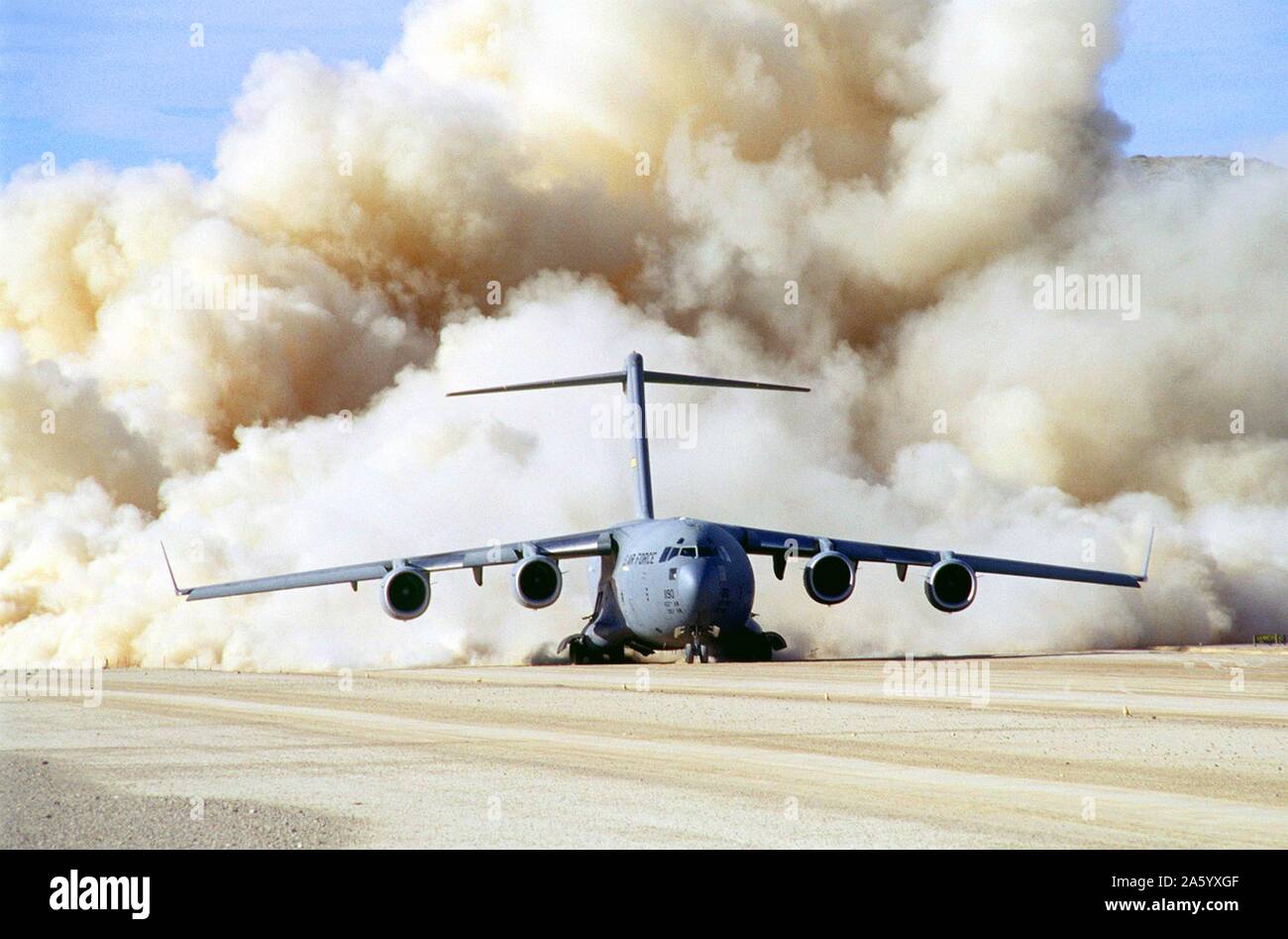 Fotografia di nubi di polvere dietro US Air Force C-17 Globemaster III a Fort Irwin, California. Datata 1999 Foto Stock