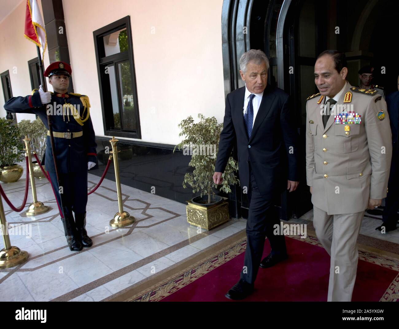 Fotografia di Stati Uniti Segretario della Difesa Chuck Hagel incontro con la cultura Egiziana il Ministro della difesa Abdel Fattah Saeed Al Sisi in Cairo. Datata 2013 Foto Stock