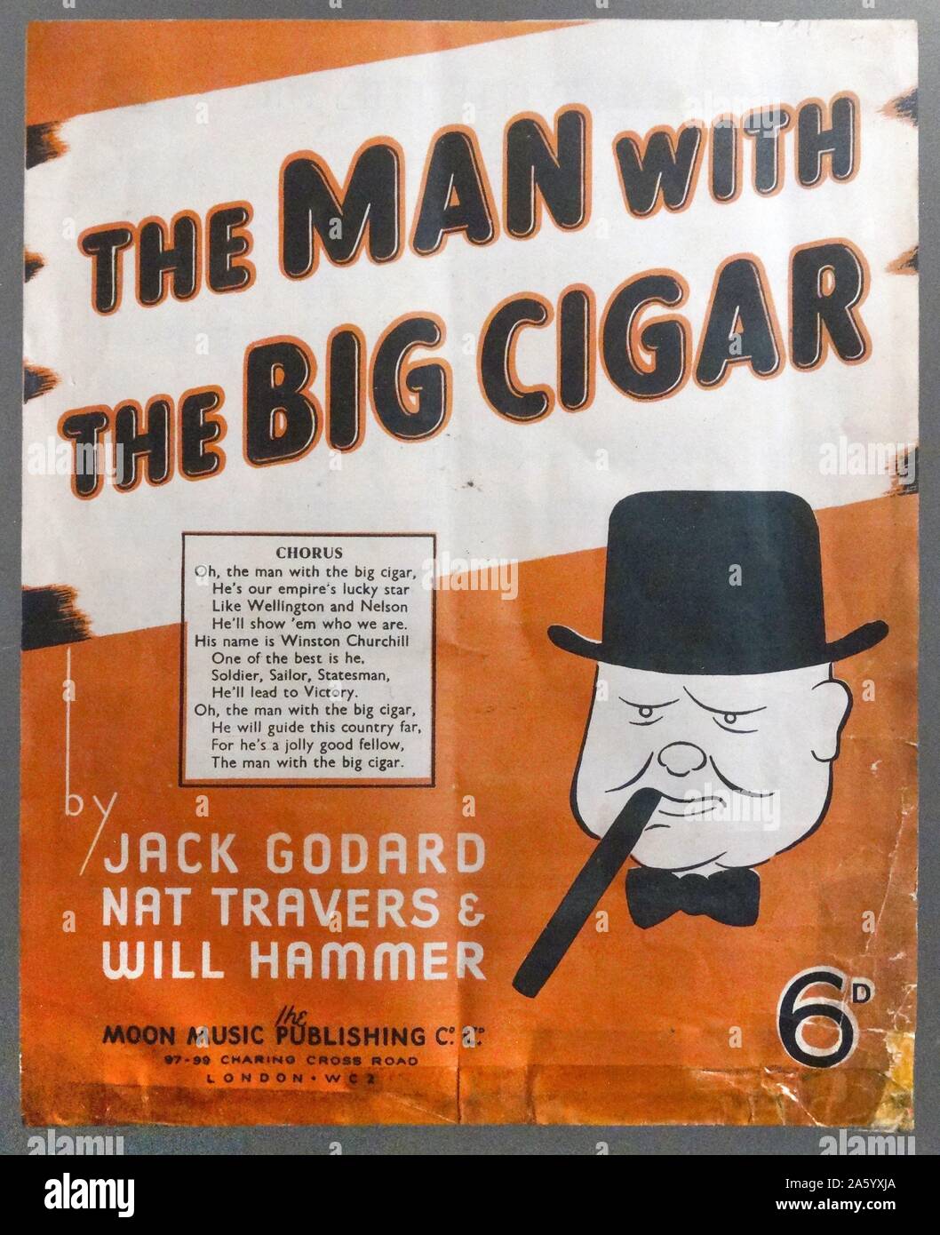 La seconda guerra mondiale, British propaganda di guerra song book con immagine di Winston Churchill di fumare un sigaro 1941 Foto Stock