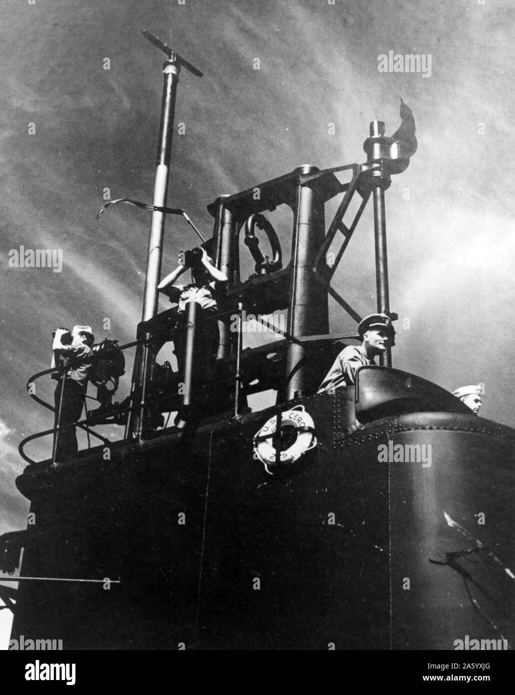 Fotografia del Comandante David White un top USS Cero's conning tower. Datata 1945 Foto Stock