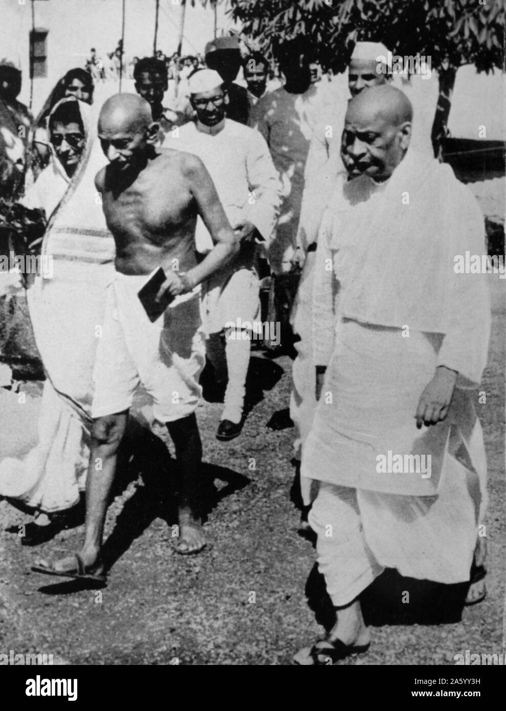 Saddar Patel (1875 - 1950), statista indiano, (destra) con Mohandas Karamchand Gandhi (1869 - 1948), il leader preminente dell'Indiano movimento di indipendenza in British-governata in India. 1938 Foto Stock