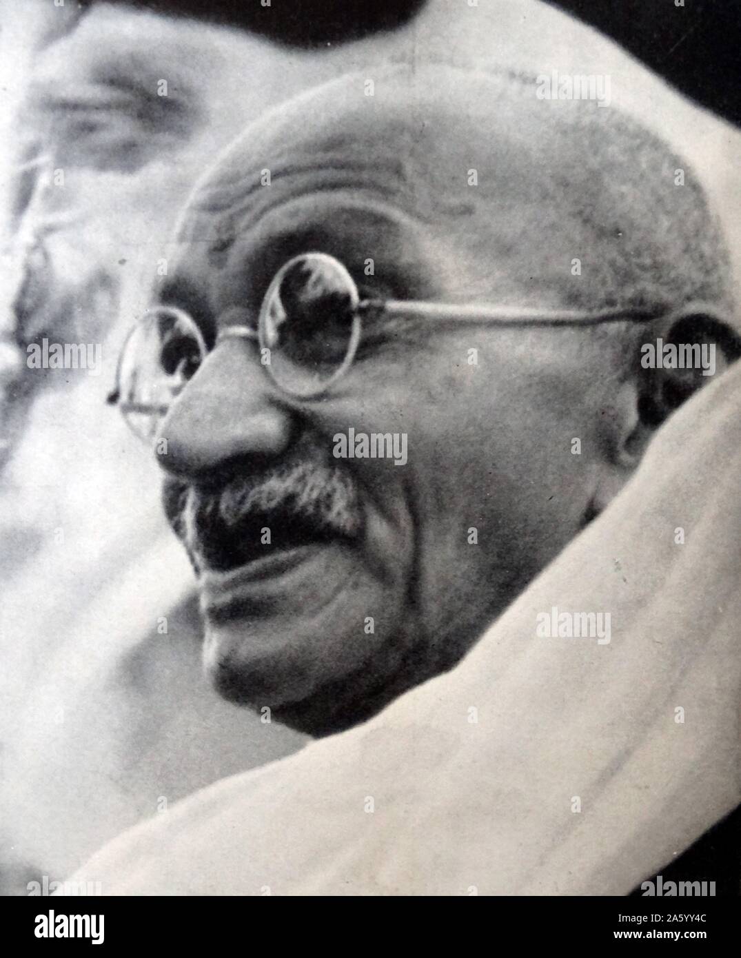 Mohandas Karamchand Gandhi (1869 - 1948), il leader preminente dell'Indiano movimento di indipendenza in British-governata in India. Impiegando sulla disobbedienza civile, Gandhi India led all indipendenza e ispirato i movimenti per i diritti civili e la libertà in tutto il mondo. Foto Stock