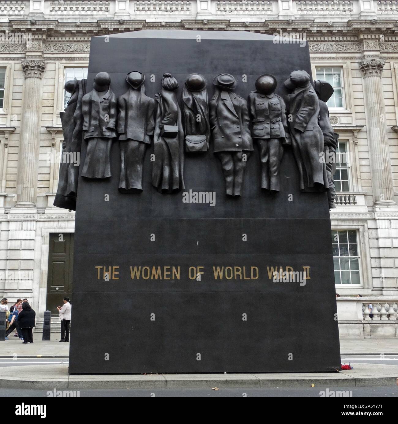 Il Monumento per le donne della II Guerra Mondiale è un British National War Memorial situato su Whitehall a Londra, a nord del cenotafio. Essa è stata scolpita da John W. Mills, svelata dalla Regina Elisabetta II e dedicato dalla baronessa Boothroyd nel luglio 2005. Foto Stock