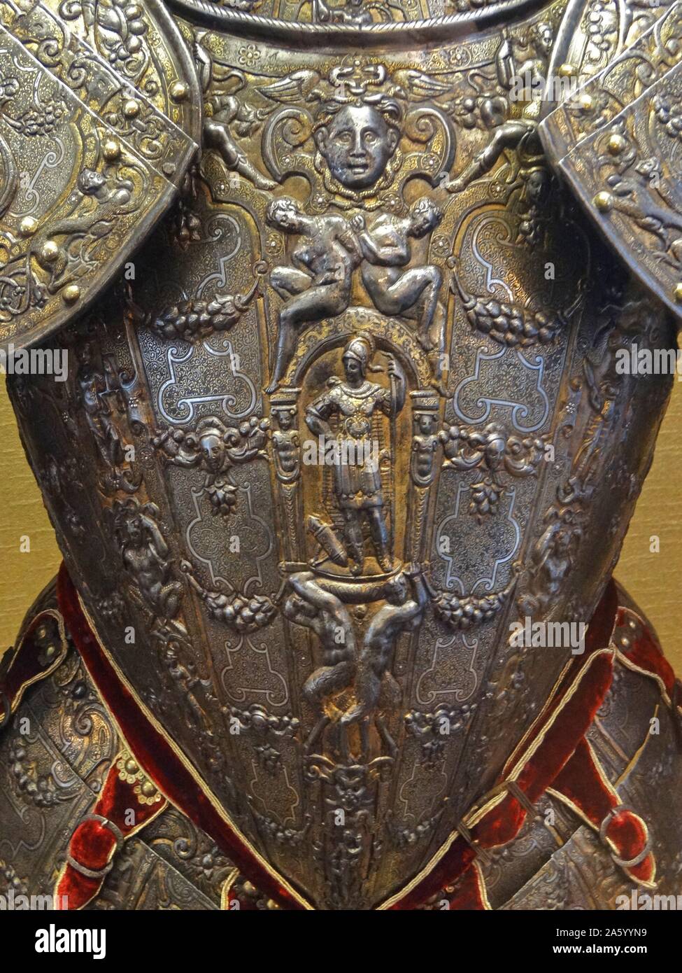 Mezza armatura da un gruppo di parade armature. La superficie di questa armatura è riccamente goffrato con figure mitologiche tra cui Marte, Ercole e il leone nemeo. Da Milano, costituita da ferro, oro, argento e bronzo. Foto Stock