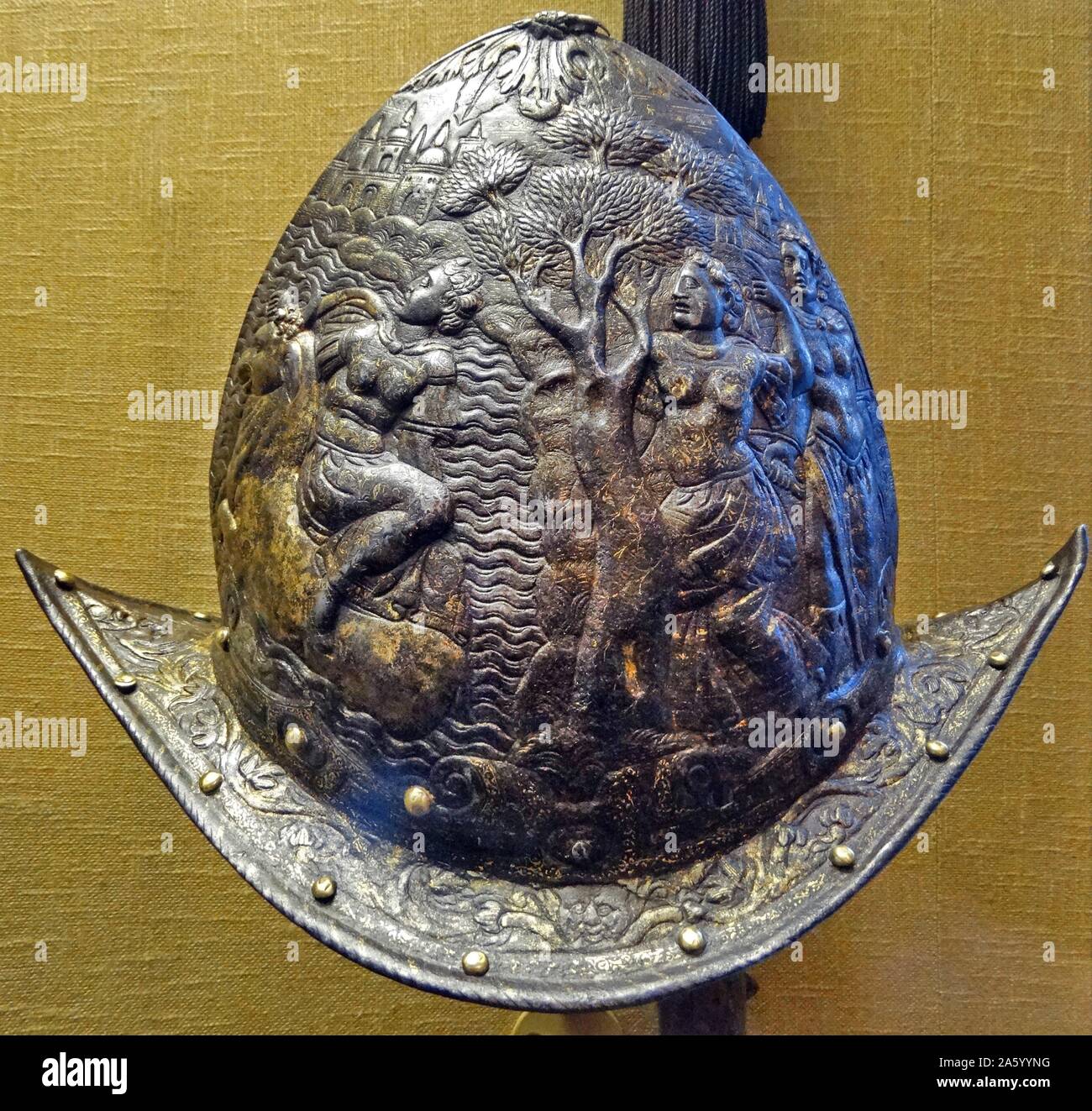 Mezza armatura da un gruppo di parade armature. La superficie di questa armatura è riccamente goffrato con figure mitologiche tra cui Marte, Ercole e il leone nemeo. Da Milano, costituita da ferro, oro, argento e bronzo. Foto Stock