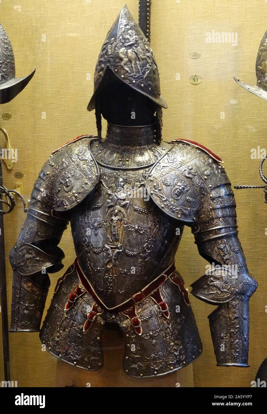 Mezza armatura da un gruppo di parade armature. La superficie di questa armatura è riccamente goffrato con figure mitologiche tra cui Marte, Ercole e il leone nemeo. Da Milano, costituita da ferro, oro, argento e bronzo. Foto Stock