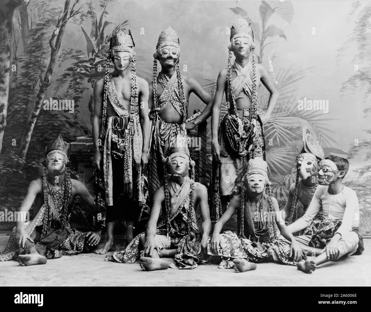 Stampa fotografica di uomini mascherati del teatro che agiscono in 'Topéing", Java, Indonesia. Datata 1910 Foto Stock