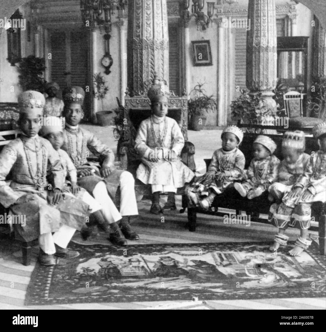 Fotografia mostra (sinistra) un ragazzo Japanese-Hawaiian e (a destra) un ragazzo Portuguese-Hawaiian, testa e spalle ritratti, profilo destro, con il loro diritto a braccia alzate alle loro spalle di sinistra. Foto Stock