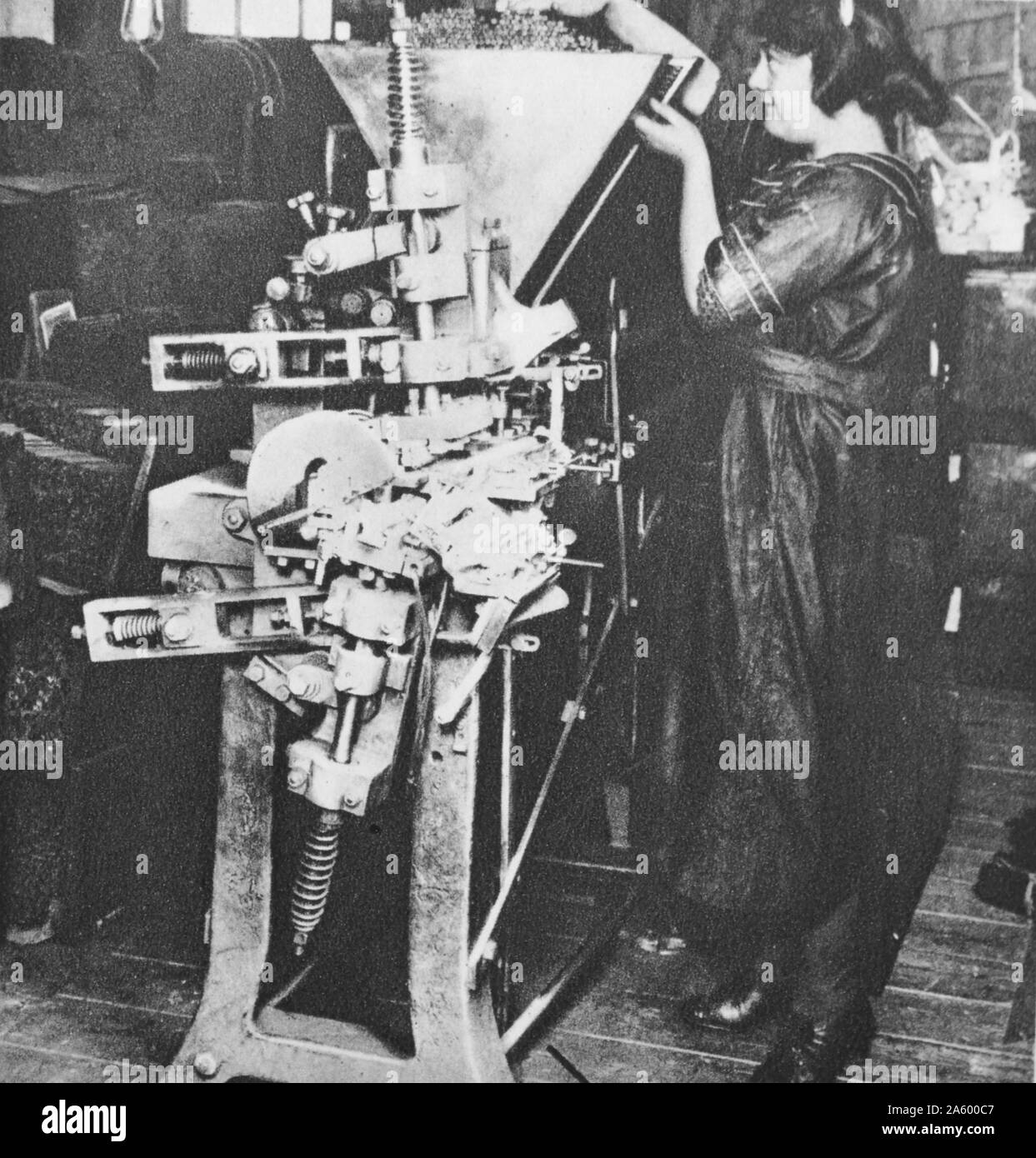 Femmina operatore della macchina in una fabbrica a matita circa 1925 Foto Stock
