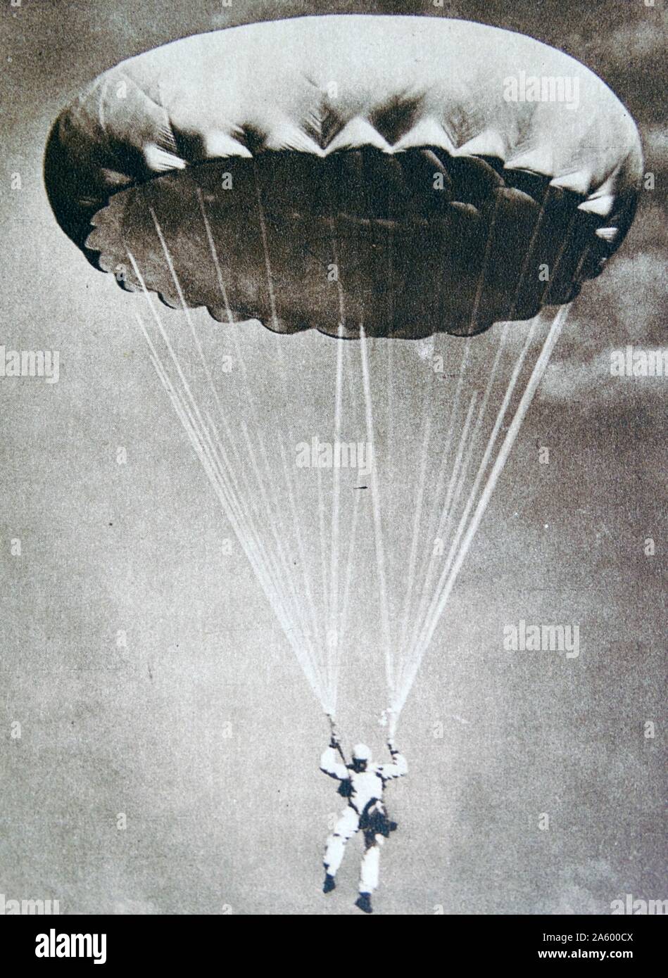 Parachutist scende da 8000 piedi 1930 Foto Stock