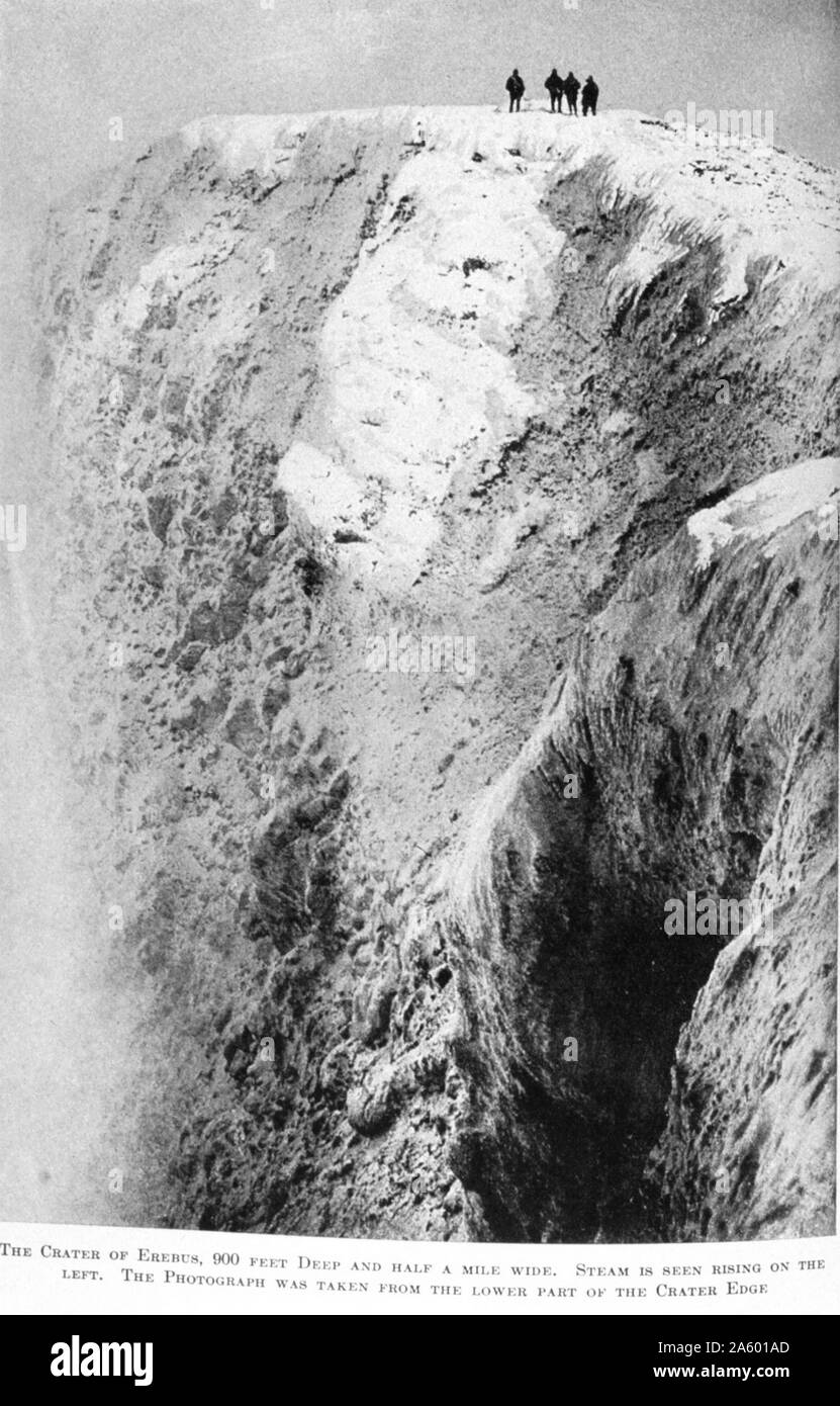 Il Cratere di Erebus, 900 piedi profondo e a mezzo miglio di larghezza.' da 'Il cuore dell'Antartico " da E. H. Shackleton, 1909 Foto Stock