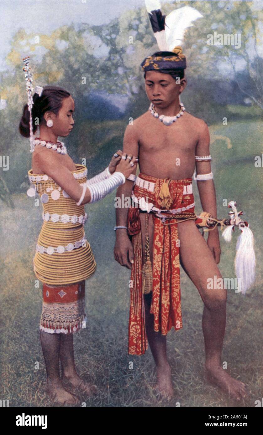 Giovani Ibans (Sea Dayaks),in formale costume tribale 1922. Dayak è un termine per oltre 200 e fluviali hill-dimora sottogruppi etnici, che si trova principalmente nella parte interna del Borneo, ciascuno con il proprio dialetto, dogane, leggi, il territorio e la cultura, Foto Stock