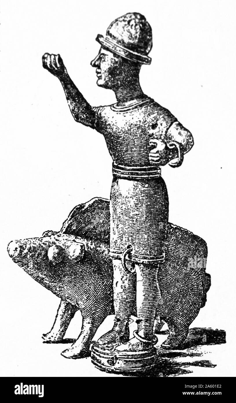 Keltic figure in bronzo. Le statuette di un carattere primitivo con un cinghiale - un simbolo preferito del Keltic persone. Foto Stock