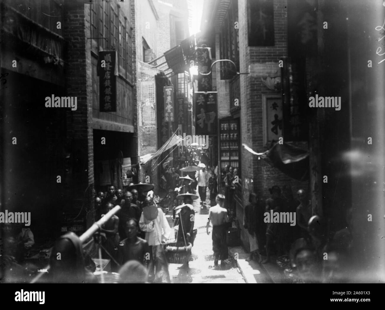 Fotografia della linguetta di Guangzhou Lang Street da William Henry Jackson (1843-1942) un pittore americano, guerra civile veterano, indagine geologica fotografo e un esploratore famoso per le sue immagini del West americano. Datata del XIX secolo Foto Stock