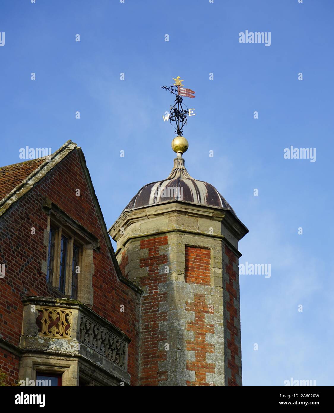 La torre e la banderuola a Charlecote Park; costruito nel 1558 da Sir Thomas Lucy. Il XVI secolo il paese Tudor House, è nel Warwickshire, Inghilterra. Foto Stock