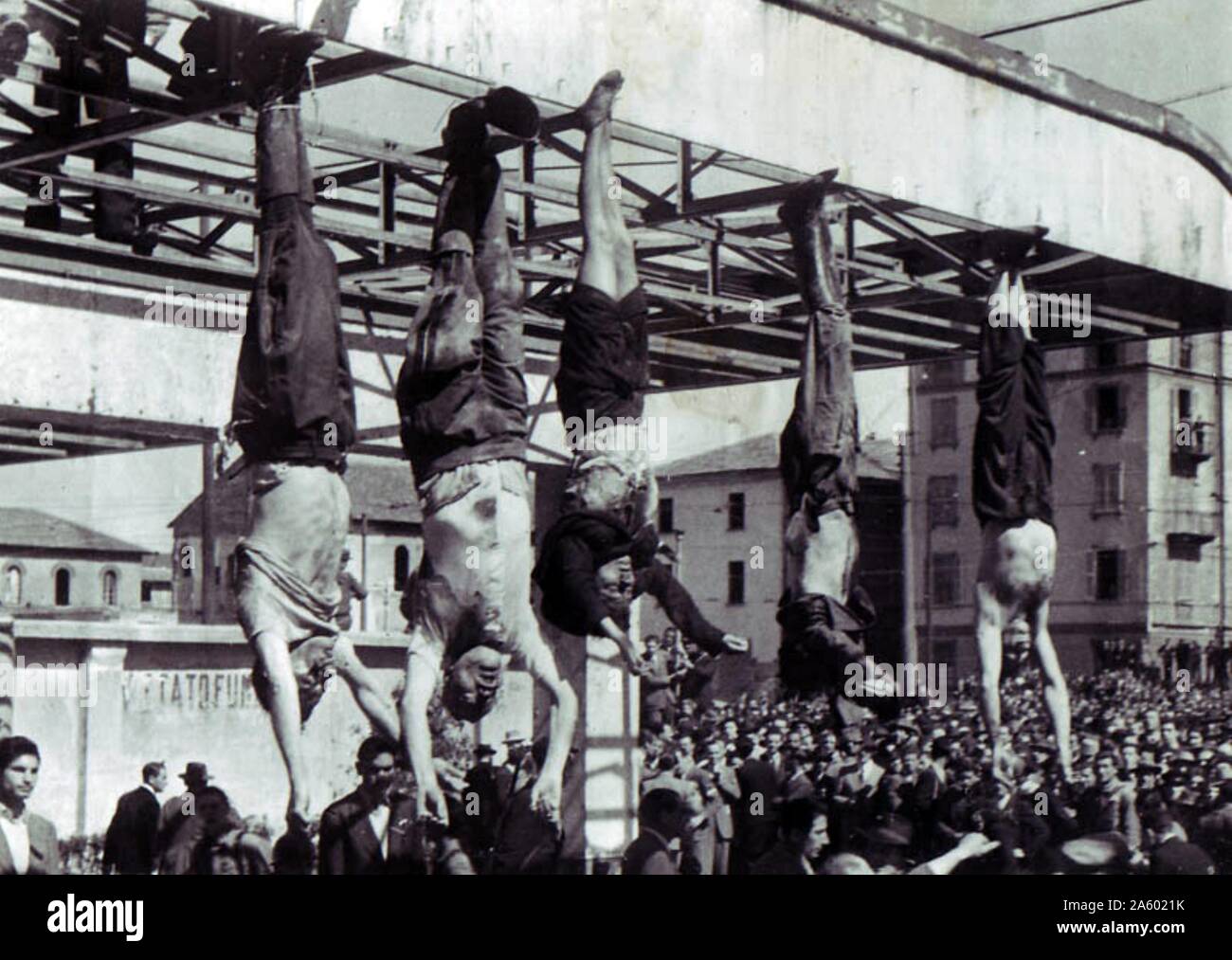 La morte di Benito Mussolini, Italiano dittatore fascista. Corpo di Mussolini (secondo da sinistra) accanto a Clara Petacci (centrale) e altri eseguiti fascisti, in Piazzale Loreto a Milano, Aprile 1945 Foto Stock