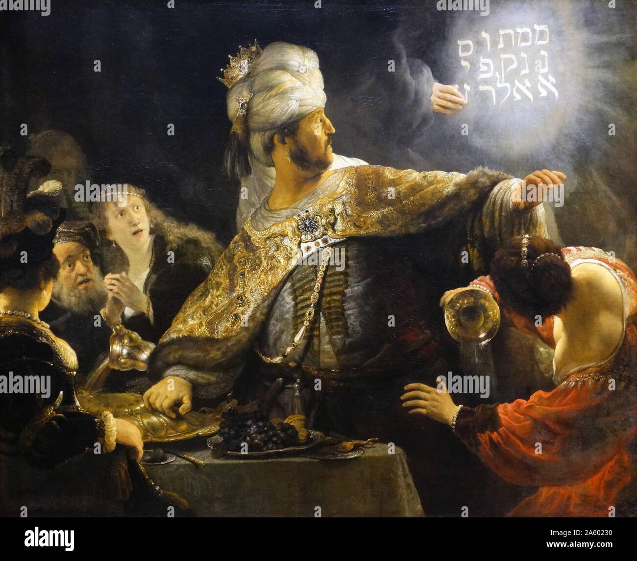 Belshatsar Festa del 1635; la pittura di Rembrandt van Rijn 1606 - 1609. La storia di Belshatsar e la scritta sul muro proviene dal Vecchio Testamento Libro di Daniele. Il re babilonese Nabucodonosor avevano saccheggiato il tempio in Gerusalemme e ha rubato il sacro coppe d'oro. Suo figlio Belshatsar utilizzato queste tazze per una grande festa in cui la mano di Dio apparve e scrisse la scritta sulla parete prophesizing la rovina di Belshatsar del regno. Foto Stock