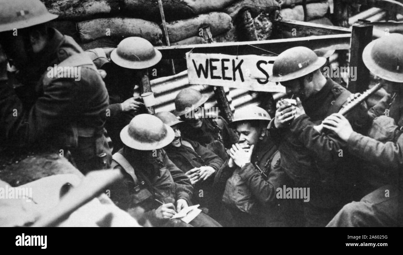 I soldati britannici in una trincea rifugio a Londra, nella seconda guerra mondiale 1941 Foto Stock