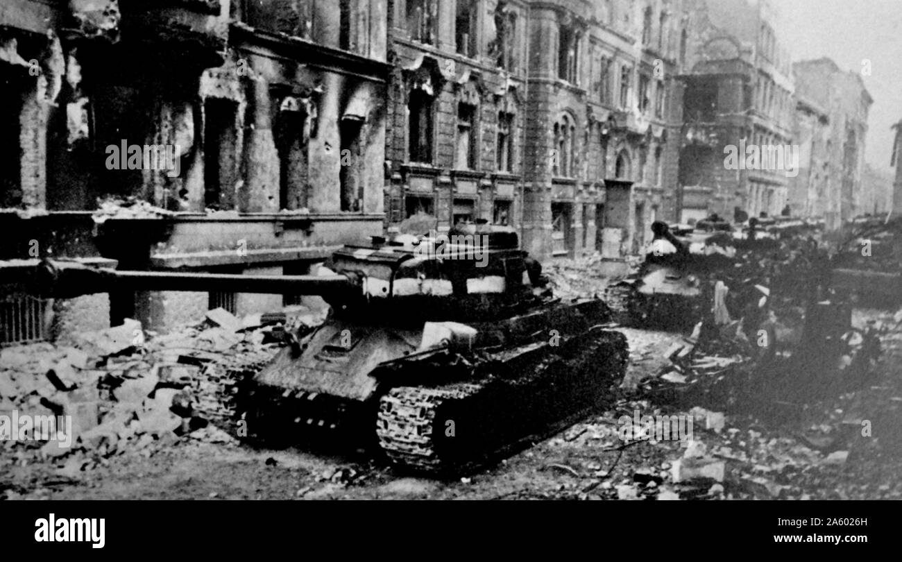 Carri armati sovietici a Berlino. Il 8 maggio 1945, dopo 18 giorni di feroci combattimenti, l'esercito tedesco arrendersi. Foto Stock