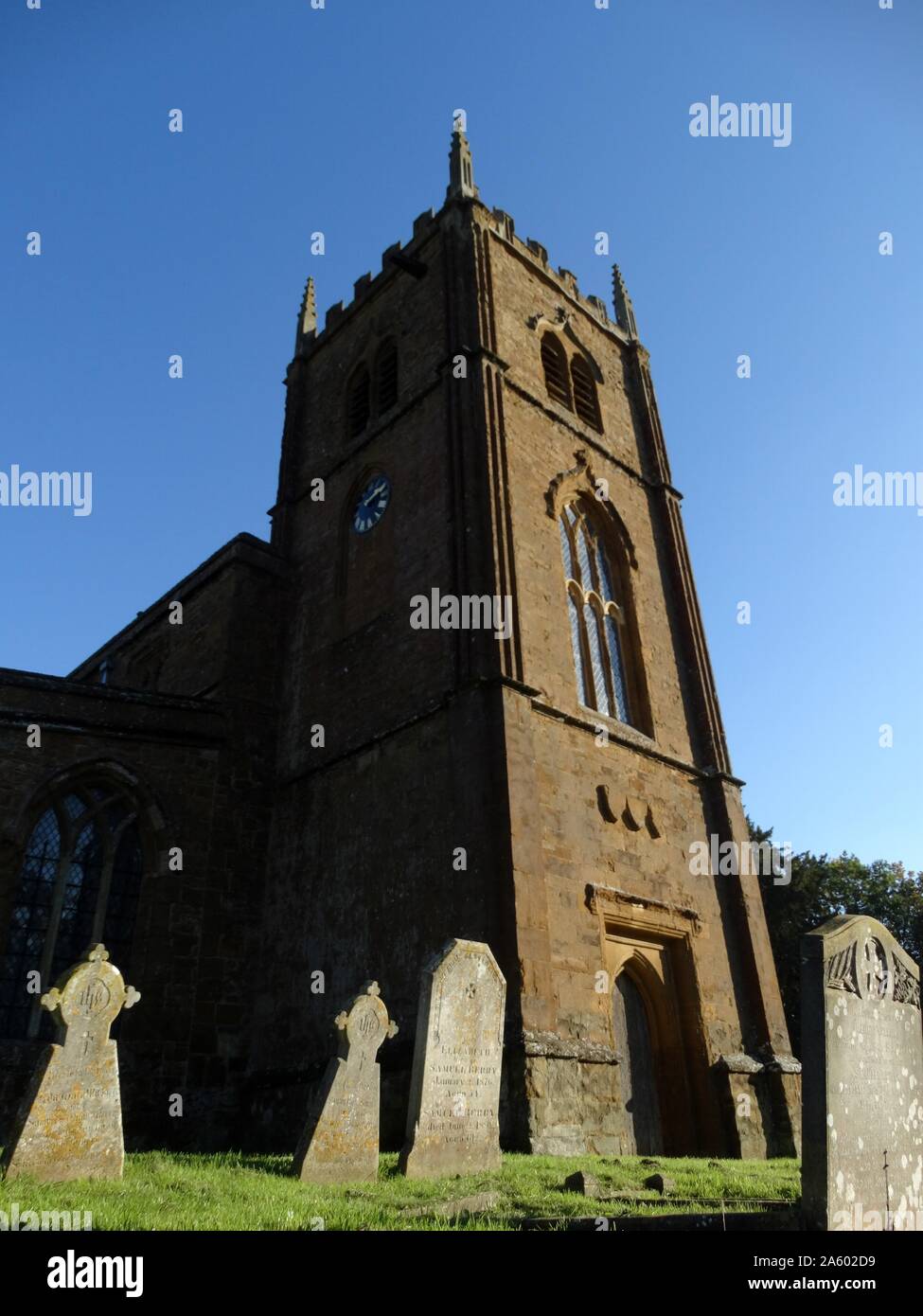 Tutti i santi della chiesa di Inghilterra, chiesa parrocchiale, Wroxton Oxfordshire, Inghilterra. La chiesa risale al XIV secolo con aggiunte e lavori di ristrutturazione tra cui la macchia finestre di vetro e la torre aggiunto nel XVIII e XIX secolo. Foto Stock