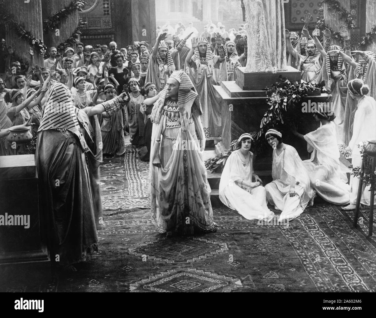 Scena del film muto, gli ultimi giorni di Pompei; 1913. Mostra i sacerdoti e i cittadini adorare una statua. Diretto da Mario Caserini Foto Stock