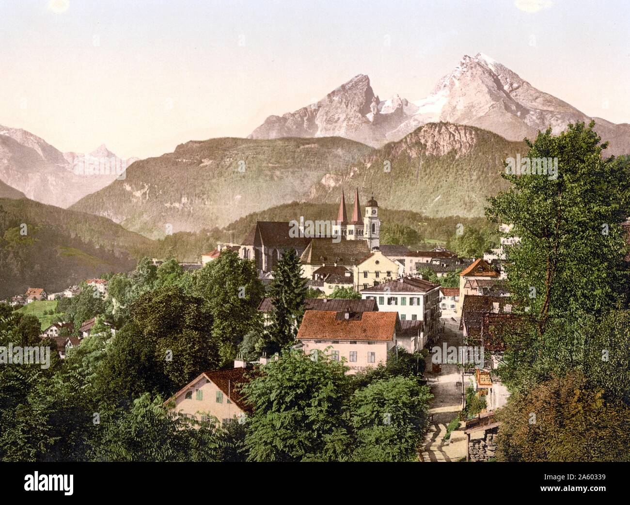 Berchtesgaden con Waltsmann, Alta Baviera, Germania, 1890. Berchtesgaden è una piccola e pittoresca e storica città situata nel sud-est dello Stato tedesco della Baviera, entro una piccola enclave circondata su tre lati dal confine austriaco. La città si trova a una trentina di km a sud della città austriaca di Salisburgo e a circa 180 km a sud-est di Monaco di Baviera. Foto Stock