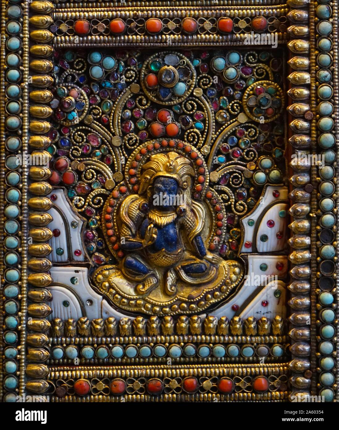 Altare schermo di metallo, impostato con osso, shell, pietre preziose e semi-preziose. Dal Nepal. Datata xviii secolo Foto Stock