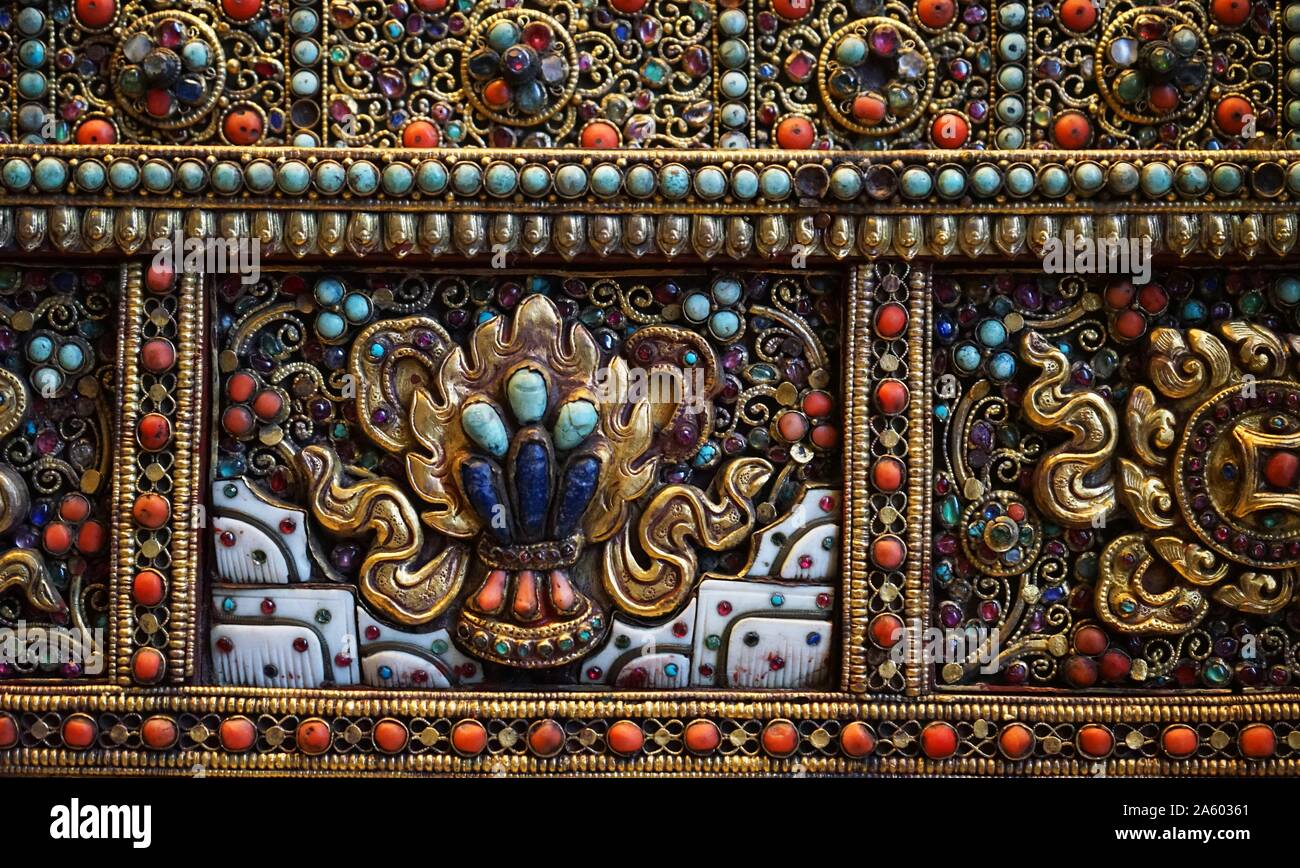 Altare schermo di metallo, impostato con osso, shell, pietre preziose e semi-preziose. Dal Nepal. Datata xviii secolo Foto Stock