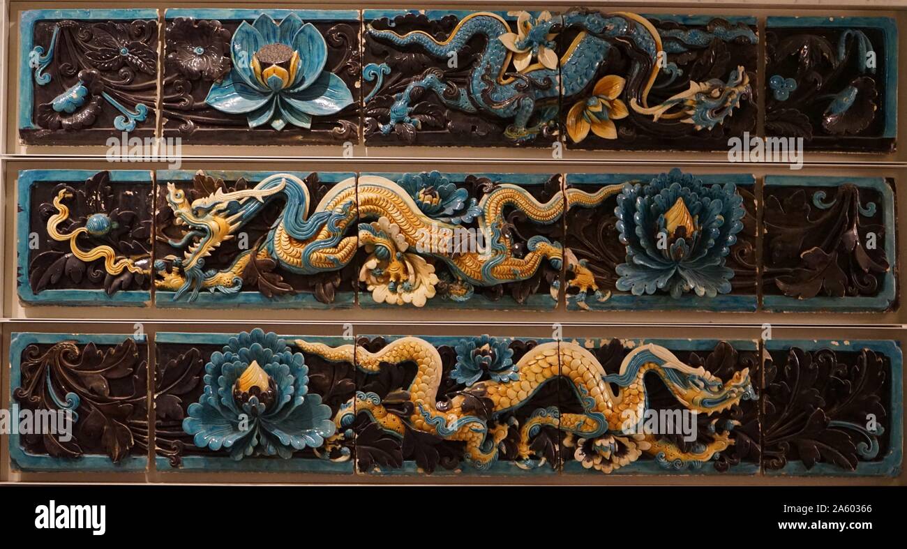 Piombo-smaltato porcellanato dragon piastrelle, dal nella provincia di Shanxi, Cina. Datata xv secolo Foto Stock
