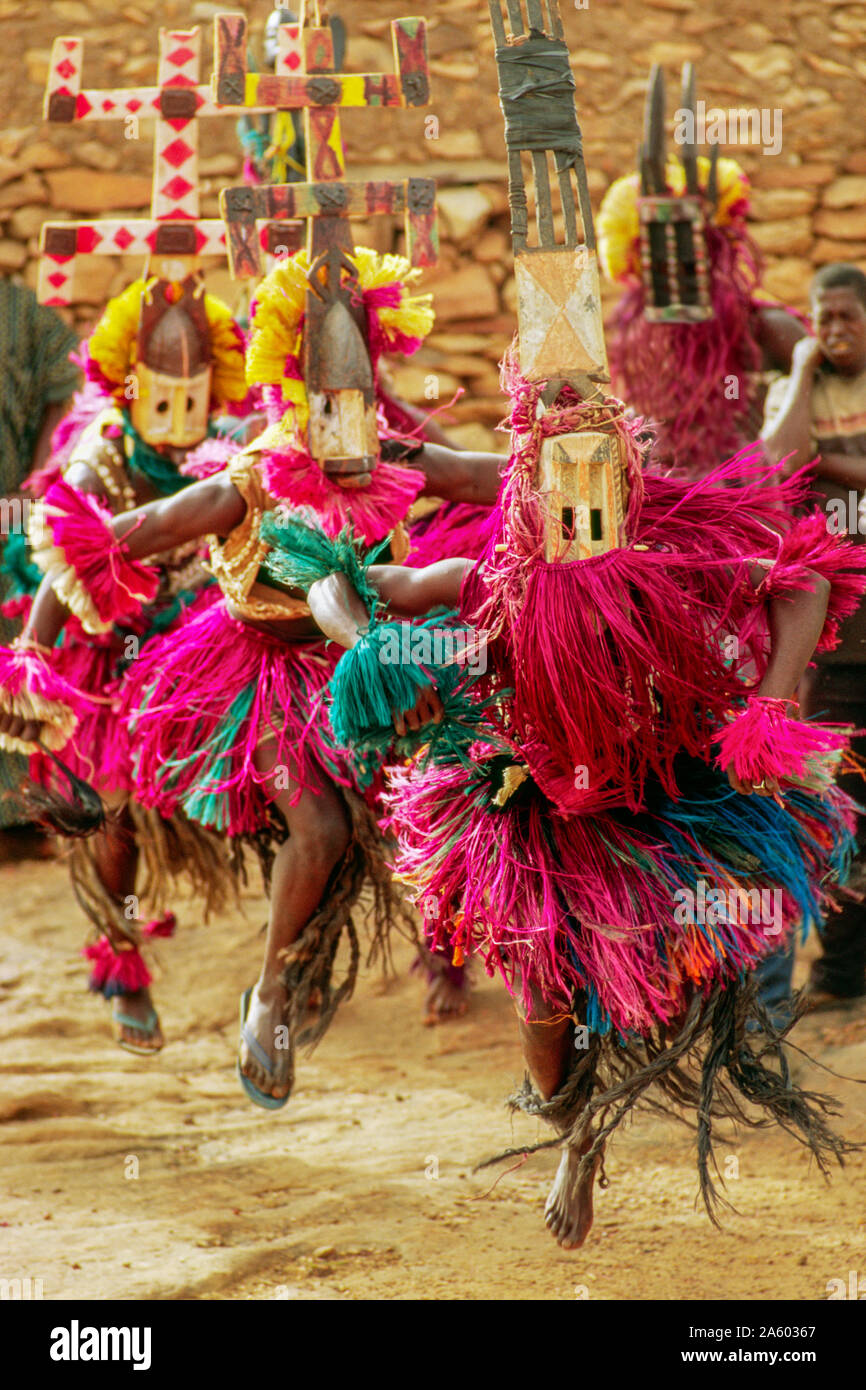 Begnimato, Mali; danzatori mascherati nella Dama il rito funebre Foto Stock