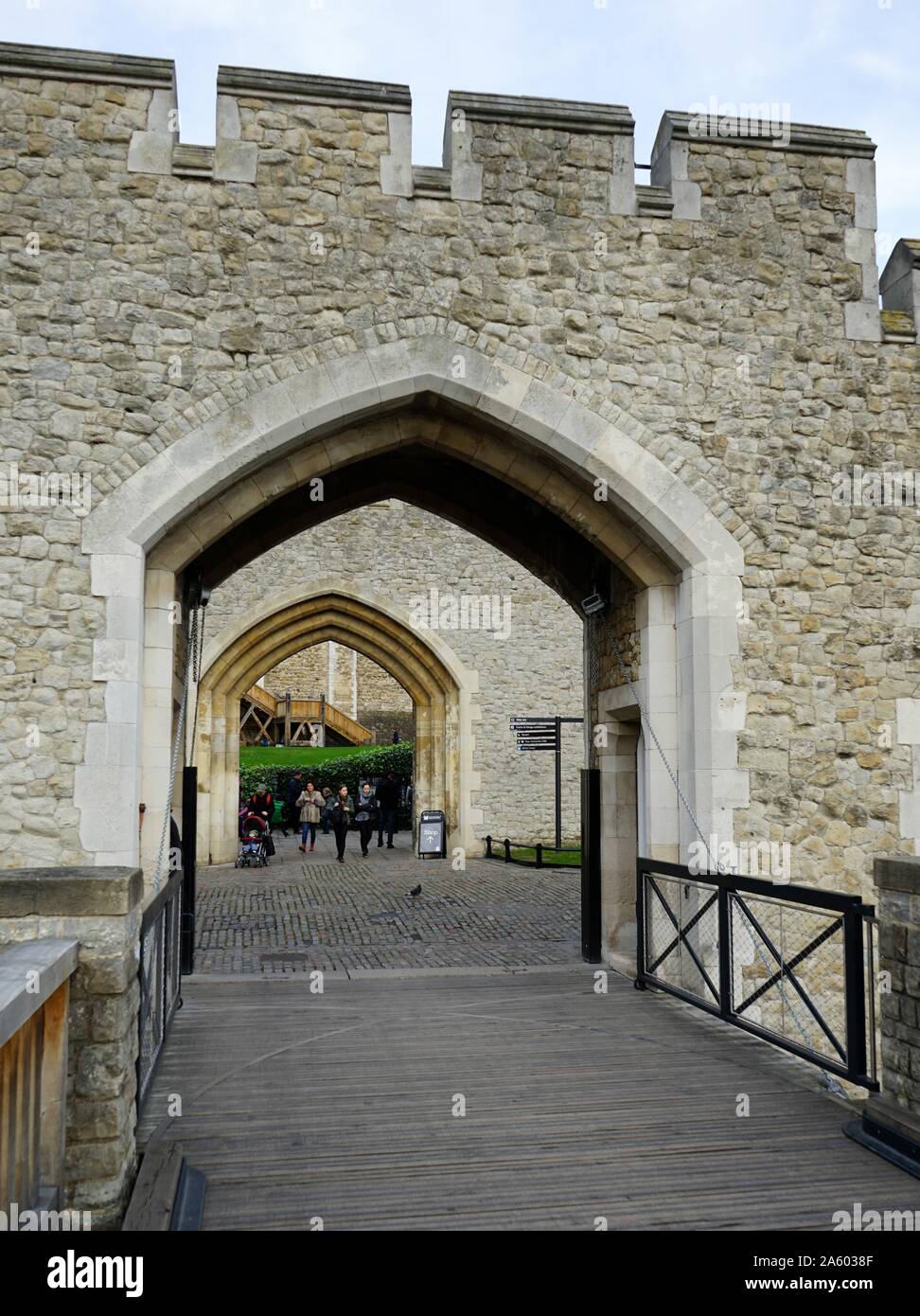 Viste intorno alla Torre di Londra, un castello storico situato sulla riva nord del fiume Tamigi nel centro di Londra. Completato nel XIV secolo. A partire dal XII secolo fino al XX secolo il castello fu utilizzato come prigione. Datata 2015 Foto Stock